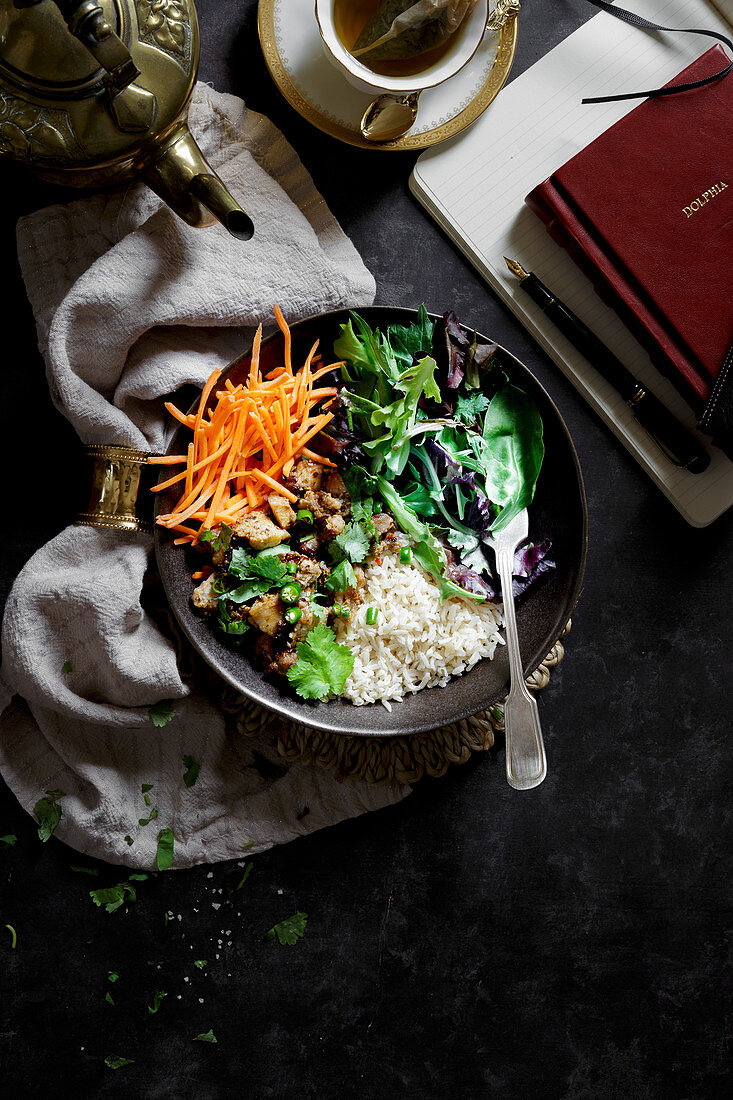 Lunch Bowl mit Reis, Huhn und Gemüse