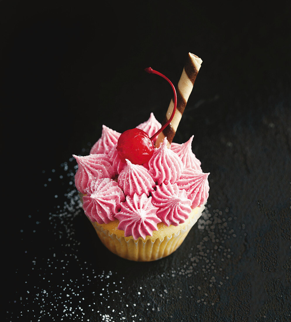 Shirley Temple Cupcake mit Cocktailkirsche