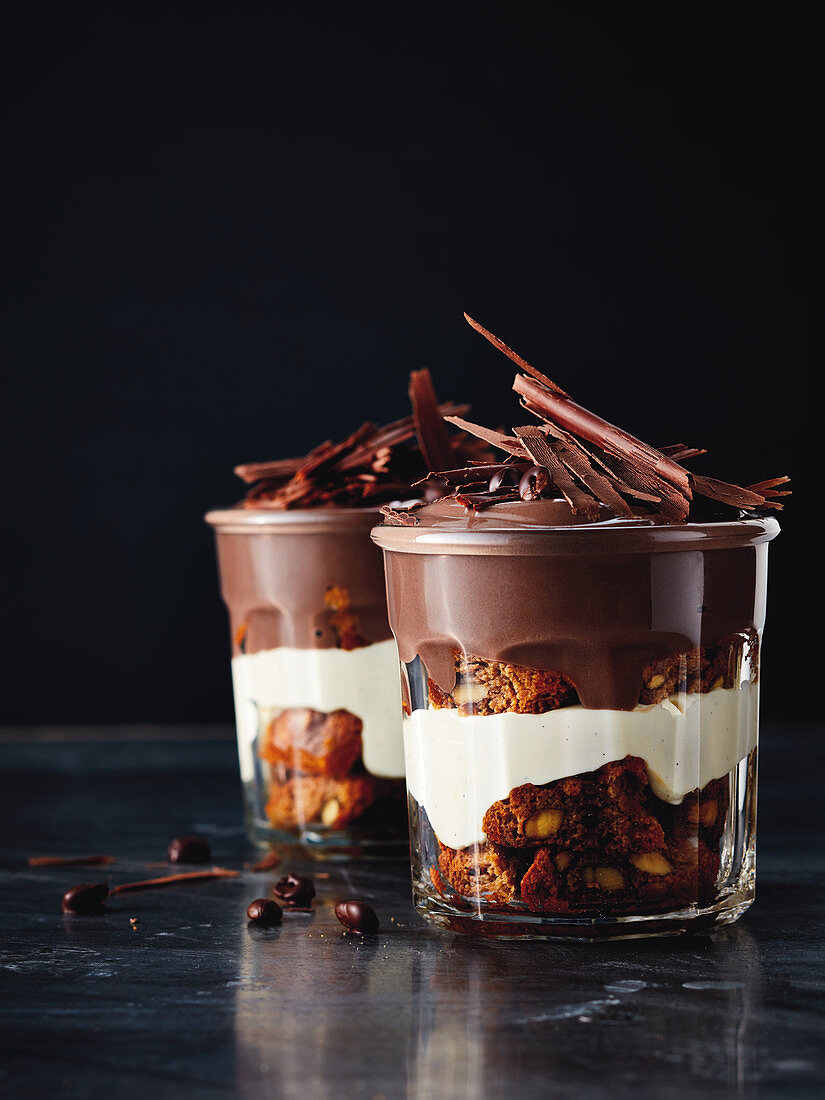 Mocha-tiramisu cups with cantuccini, mascarpone and chocolate pudding