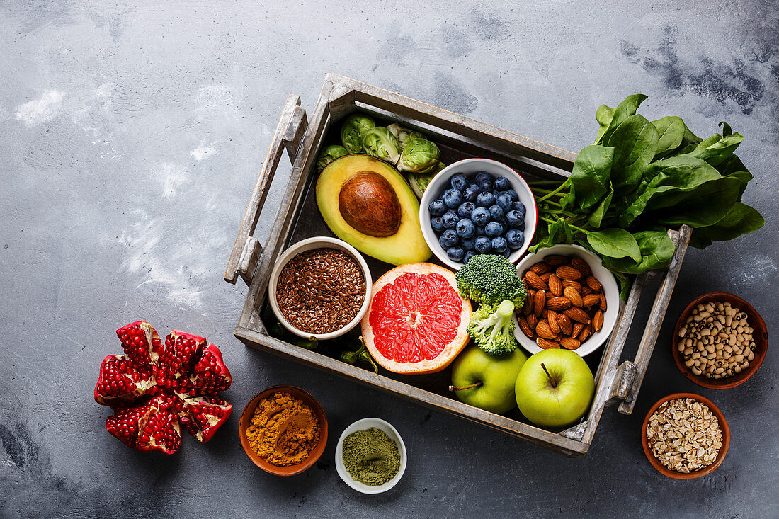Clean Eating: verschiedene gesunde Lebensmittel in Holzkiste
