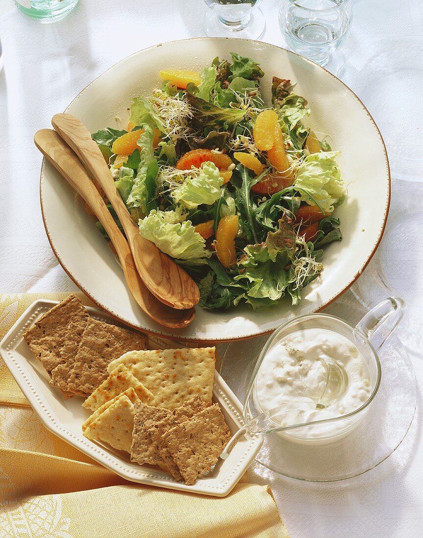 Gemischter Blattsalat mit Sprossen, Orangen & Gorgonzolasauce