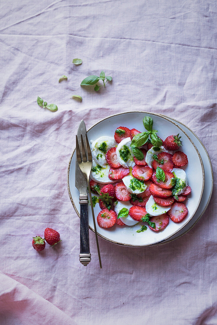 Erdbeersalat mit Mozzarella und Basilikum