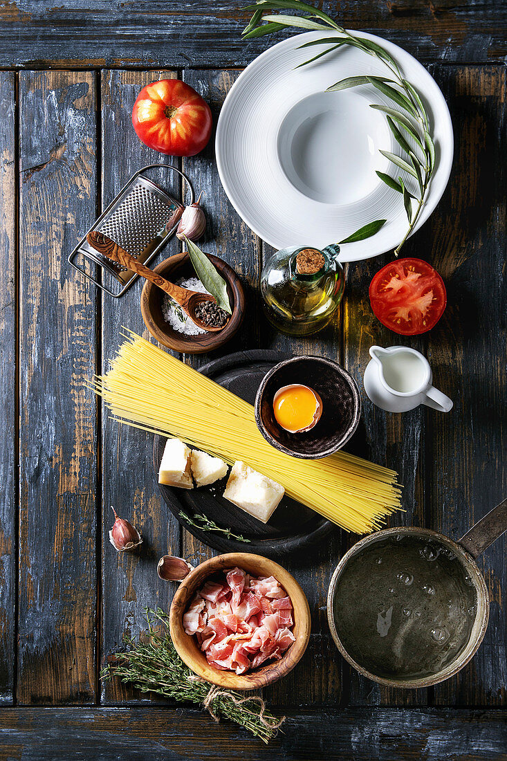 Verschiedene Zutaten für traditionelle italienische Pasta