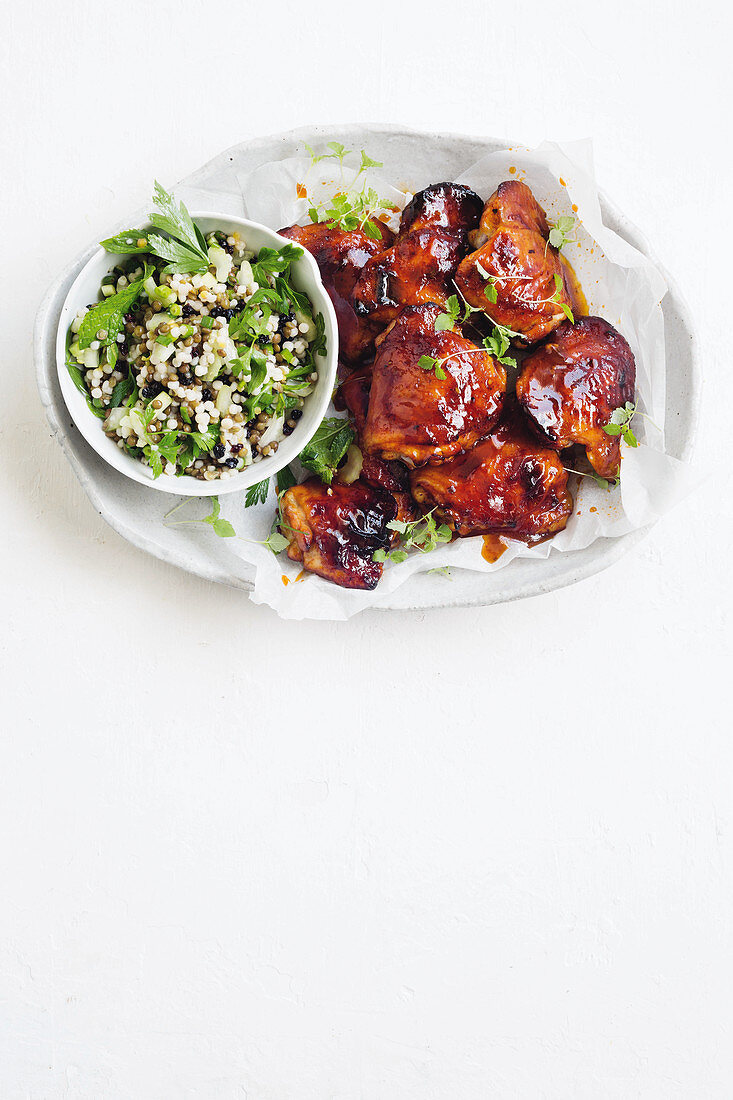 Sticky Harissa-Hähnchen mit Couscoussalat