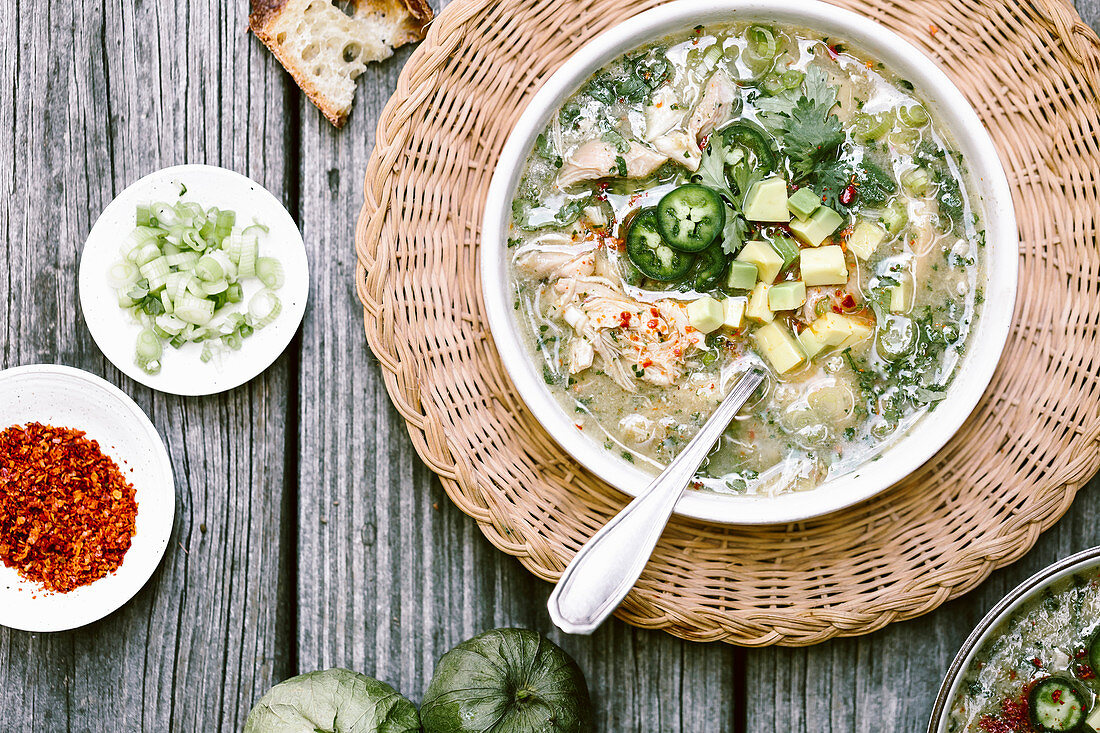 Tomatillo-Suppe mit Huhn, Avocado und Chili (Aufsicht)