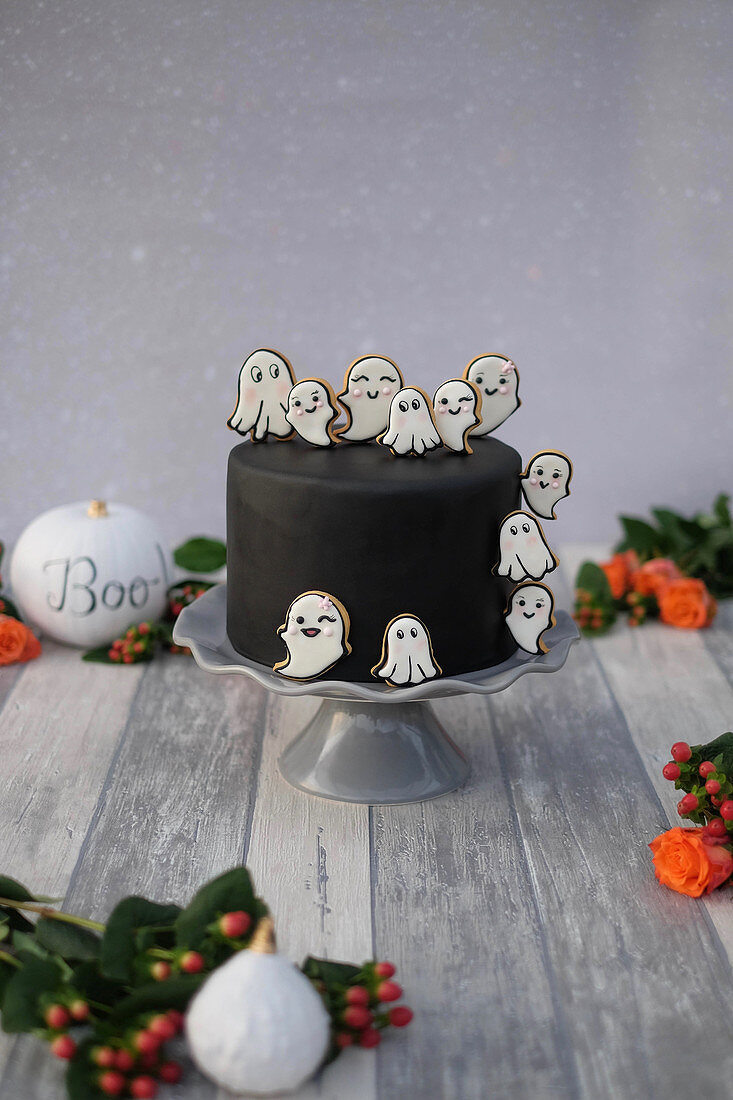 Halloween-Törtchen mit Royal Icing Keksen (Red Velvet)