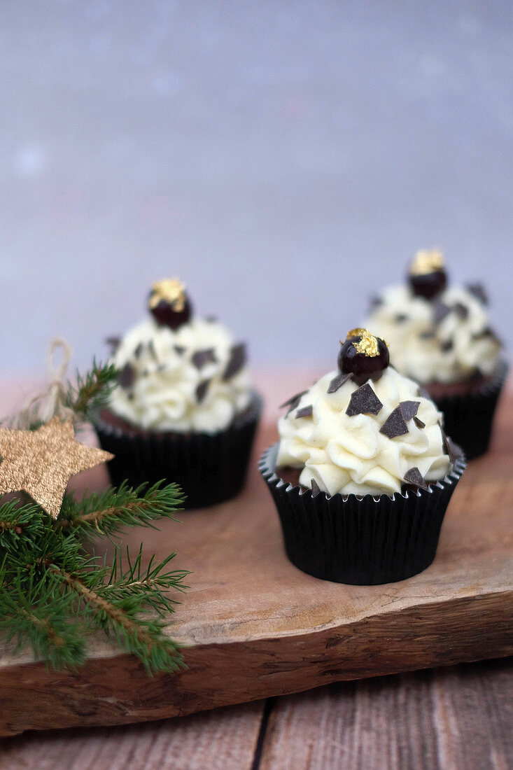 Schwarzwälder-Kirsch-Cupcakes zu Weihnachten