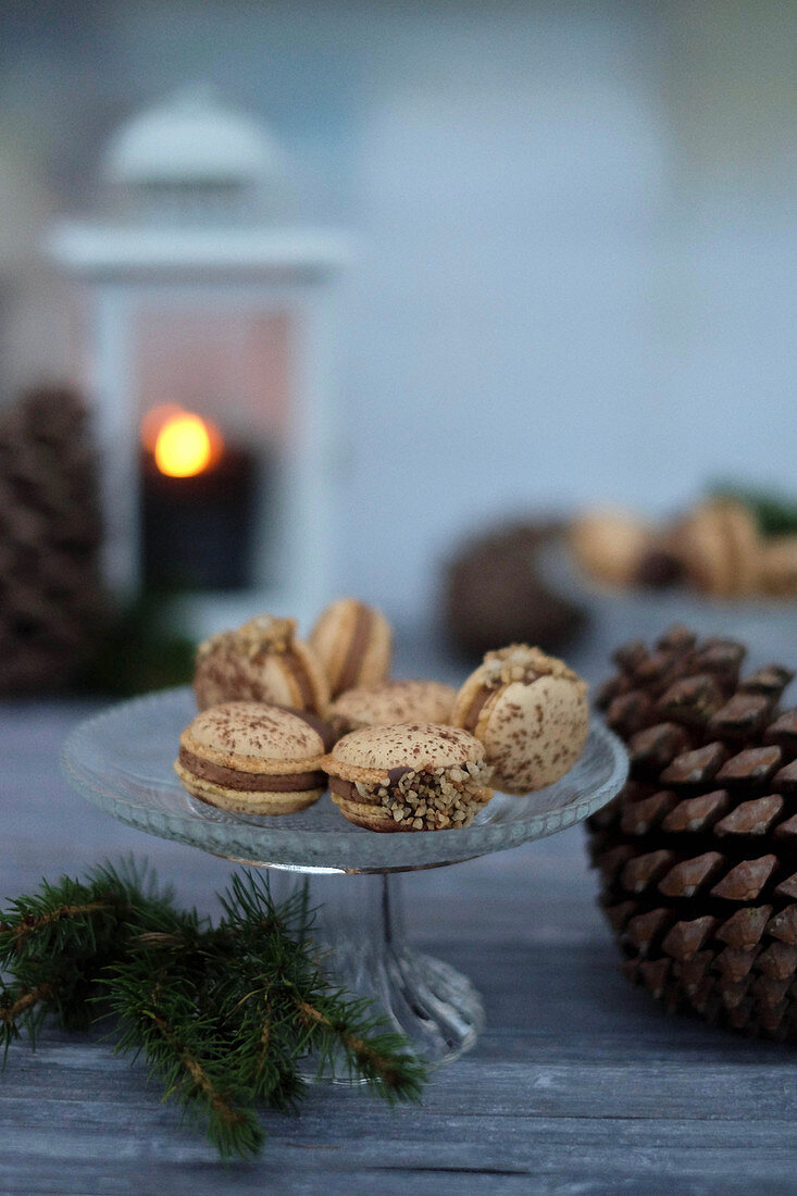 Nougat-Macarons mit Krokant zu Weihnachten