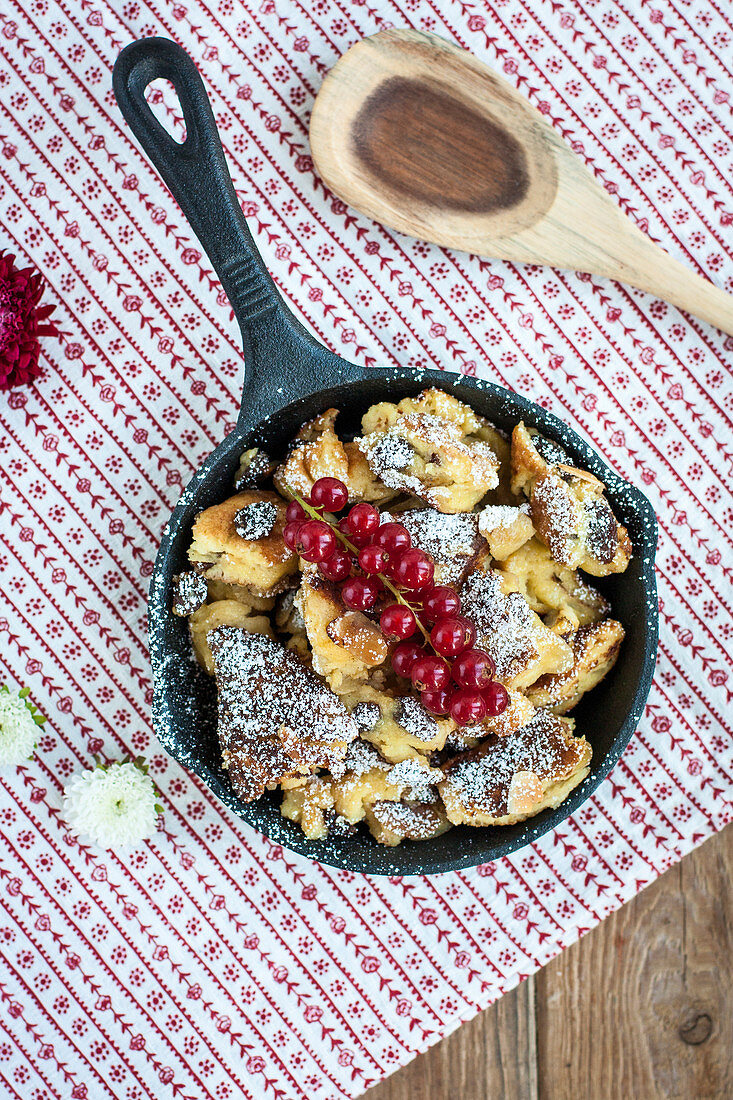 Kaiserschmarrn (traditionelles Alpenrezept)