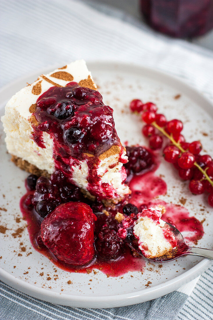 Reispuddingkuchen mit Beerenkompott