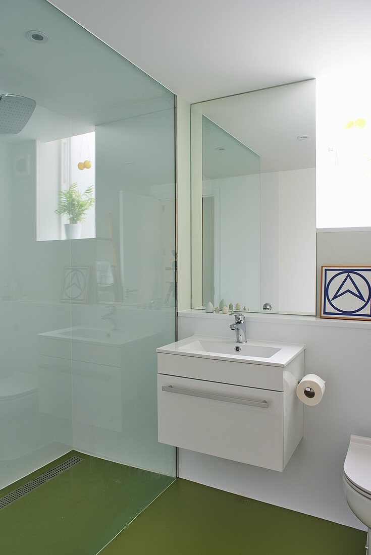 Clear lines and green floor in modern bathroom