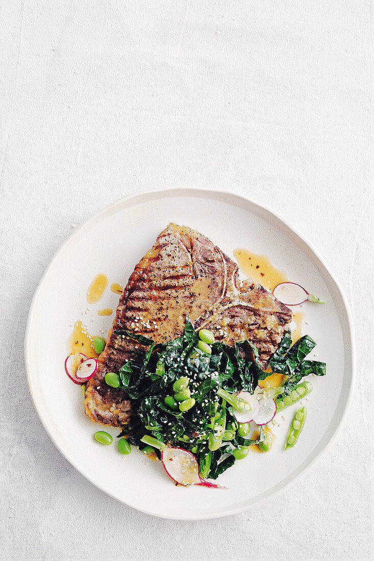 T-Bone-Steak mit Miso-Sesam-Zuckerschotensalat