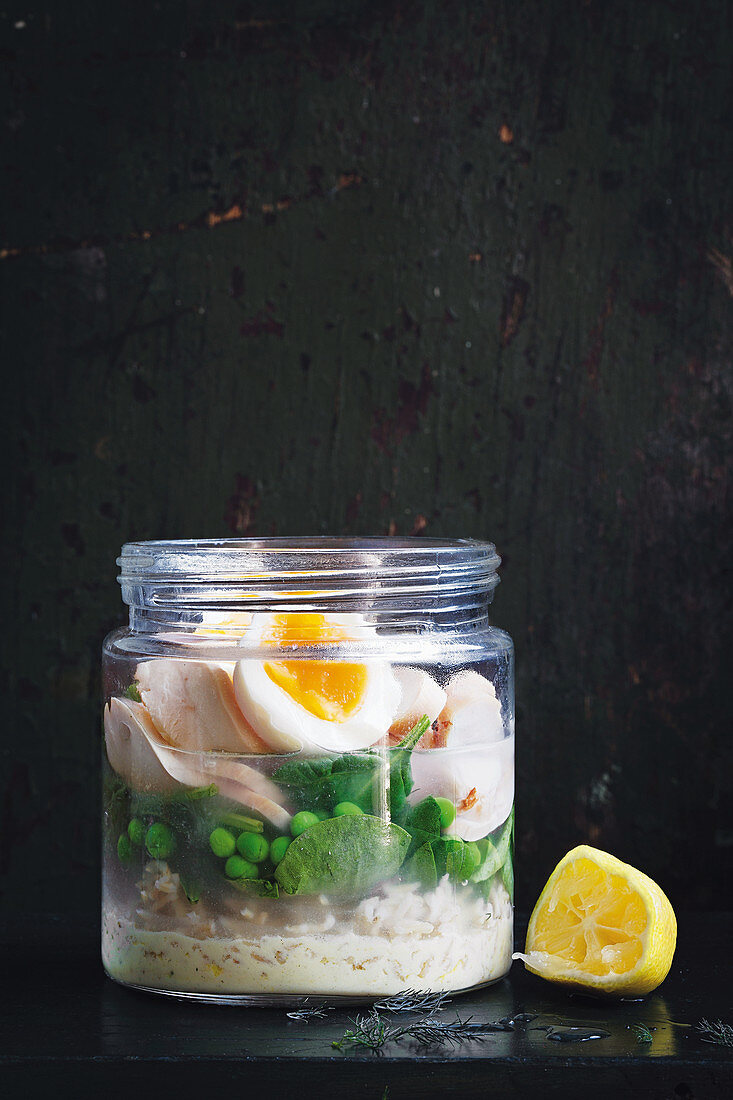 Avgolemono mit Hähnchen, Reis und Ei im Glas