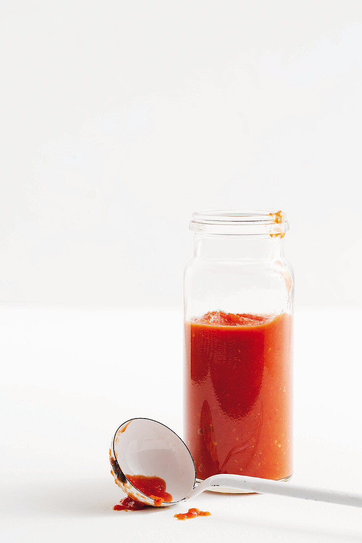 Tomatensauce aus gebratenen Tomaten in Flasche