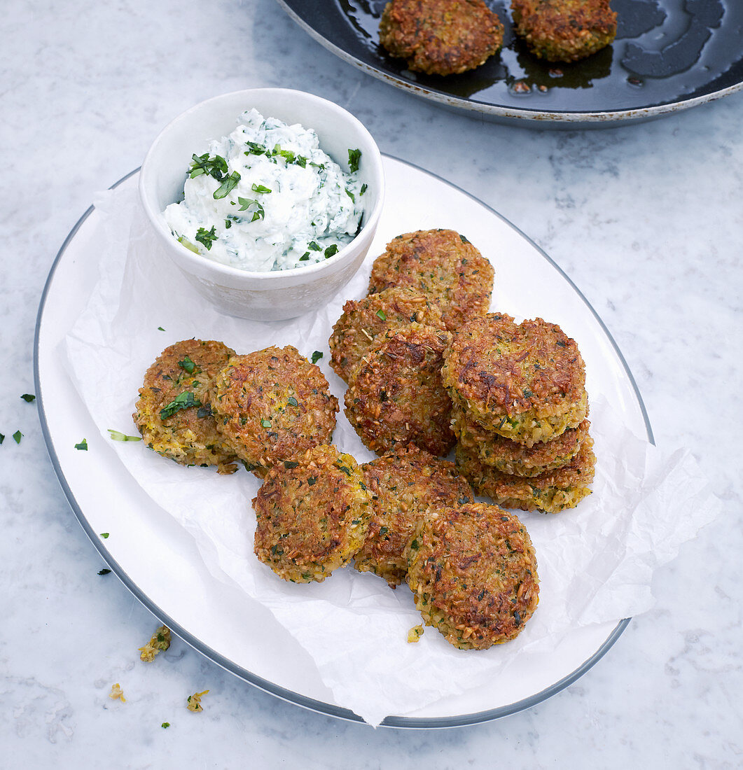 Vegetarische Grünkernpuffer mit Kräuterquark