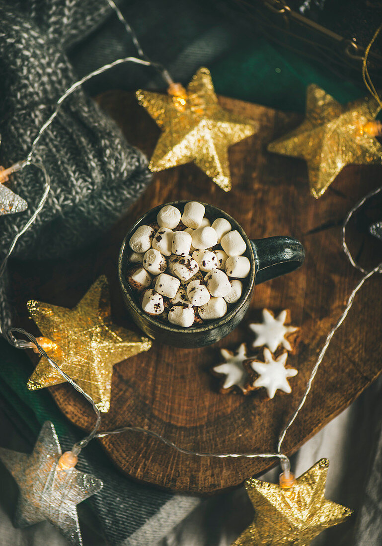 Heiße Schokolade mit Marshmallows und Lebkuchenplätzchen zu Weihnachten