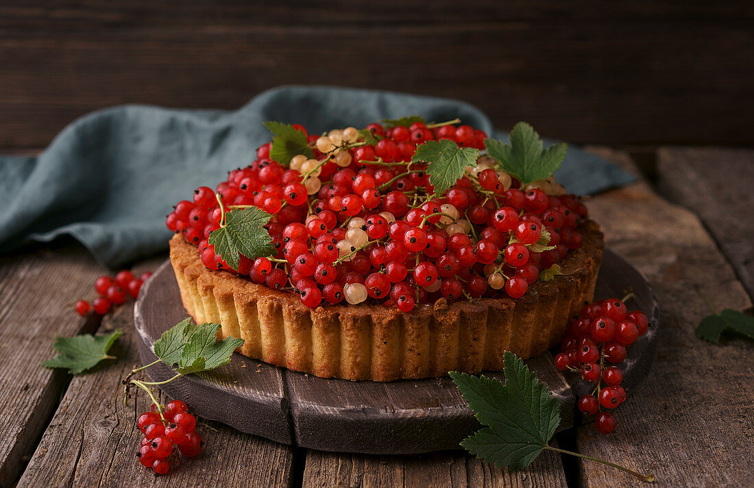 Currant cake with red and white currants