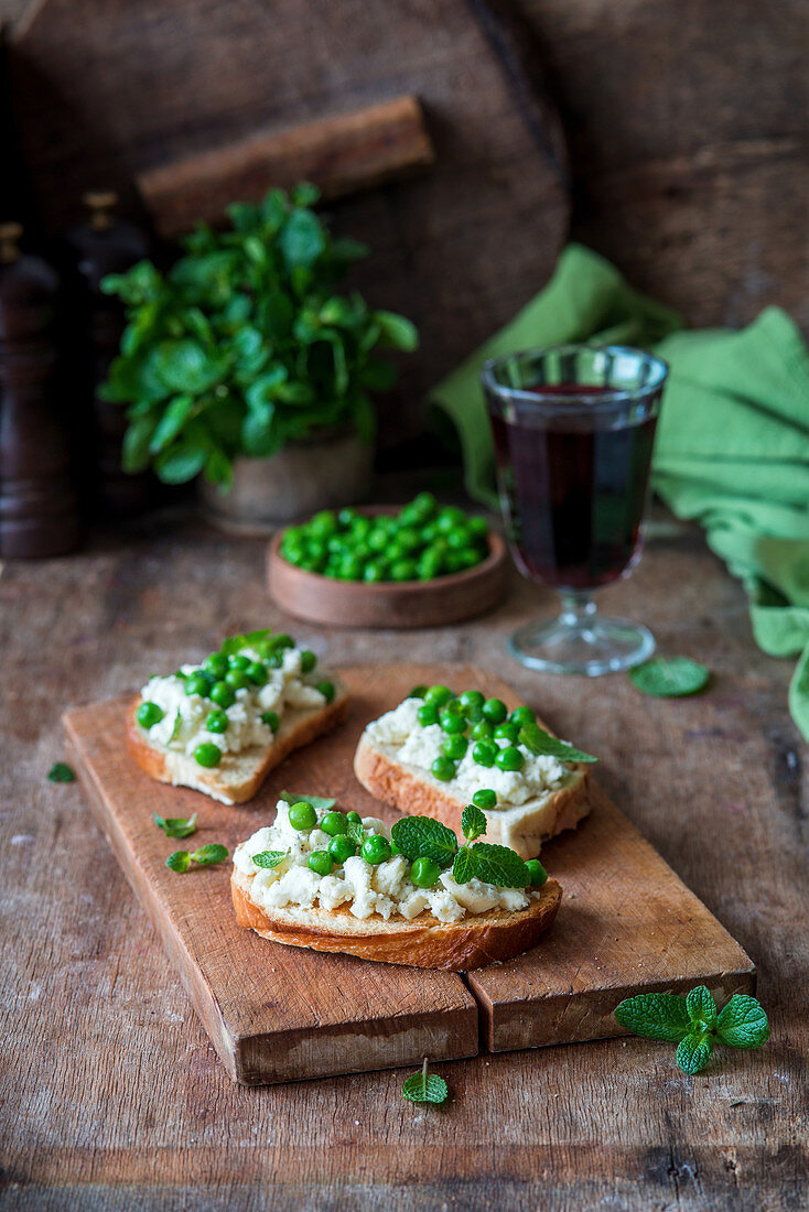 Bruschettas with peas and mint