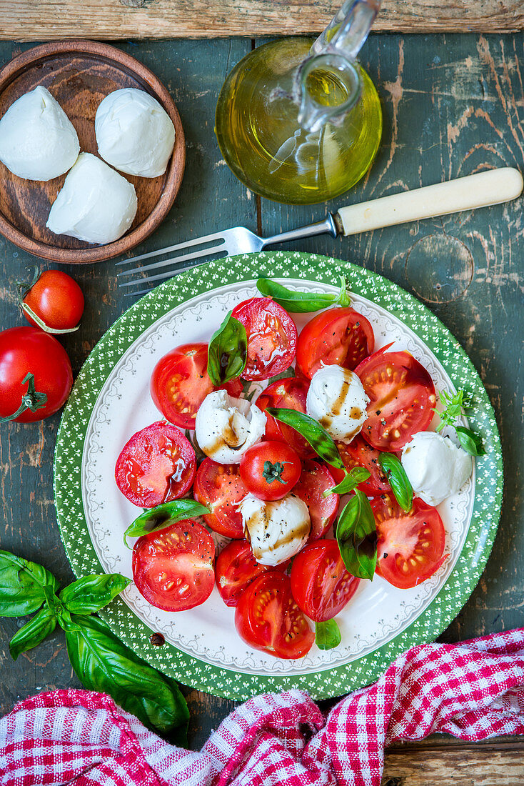 Capresesalat mit Tomaten und Mozzarella