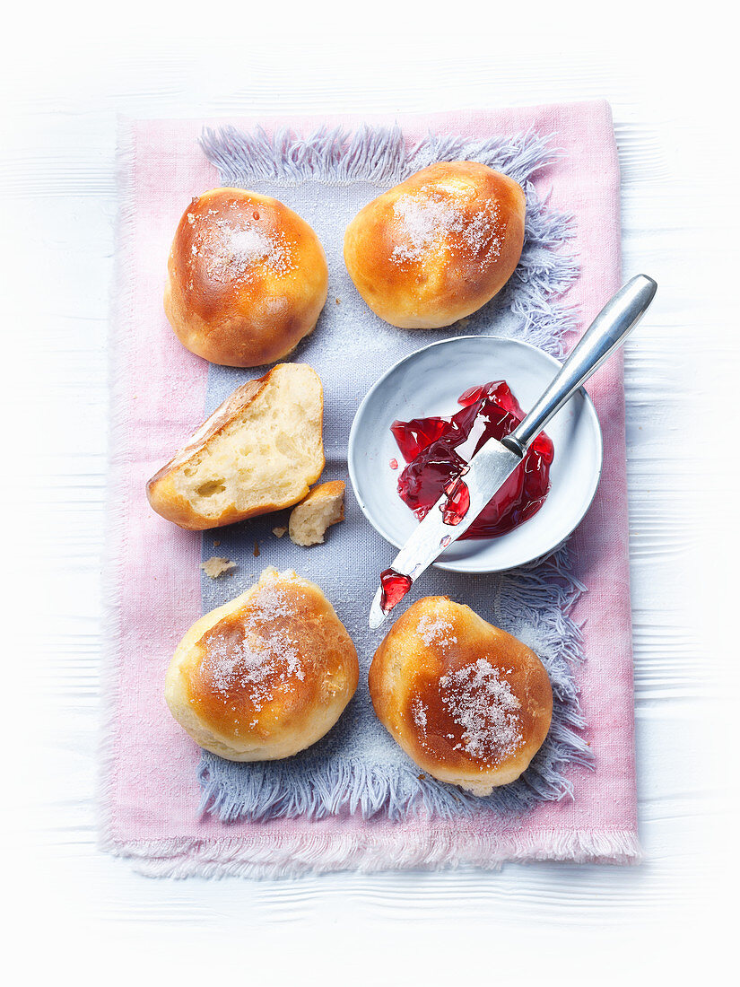 Curd bread with fruit jelly