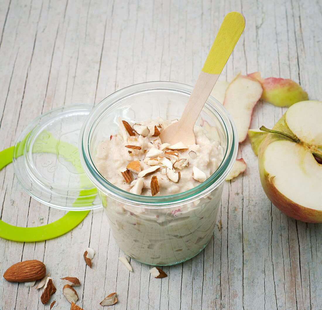 Overnight Oats mit Äpfeln und Mandeln