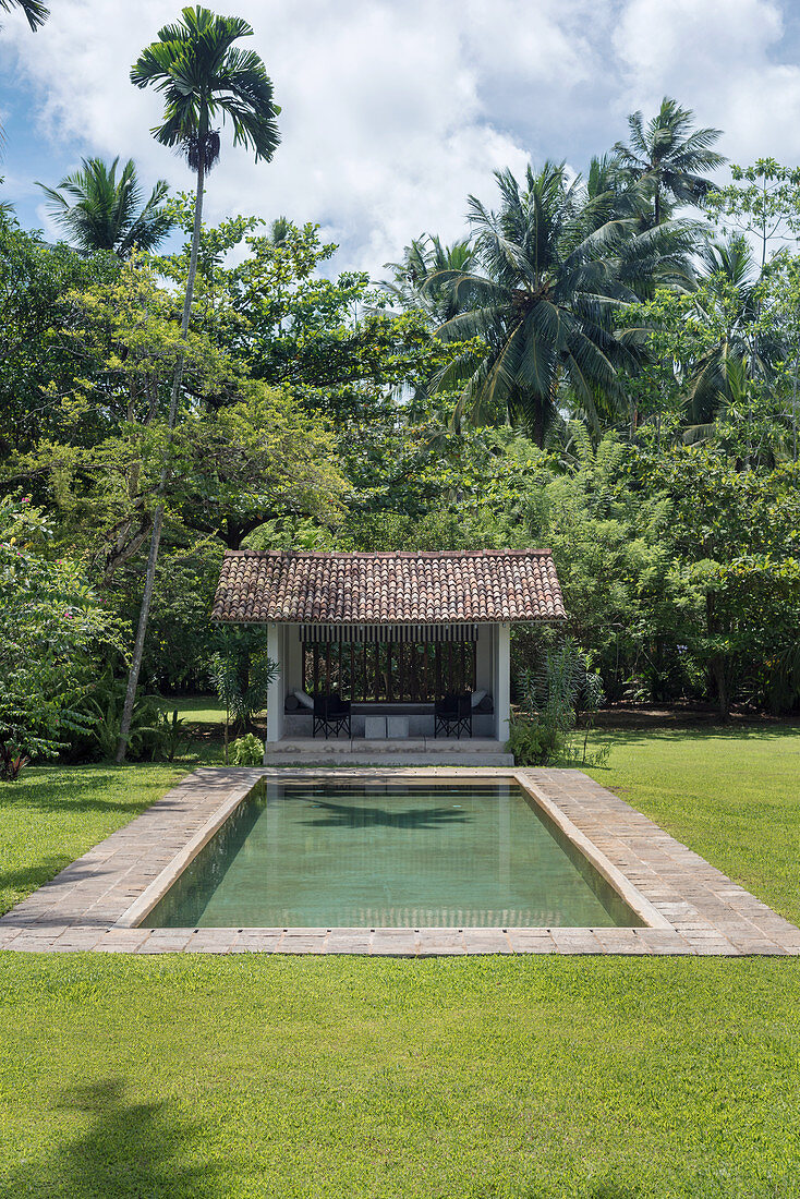Pavillon mit Ziegeldach am Pool im Garten