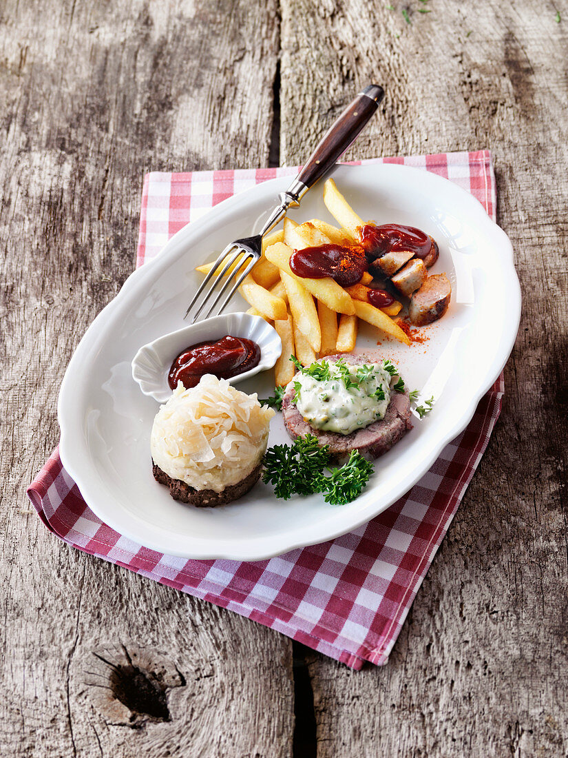 Currywurst, Pommes, Kartoffelbrei, Sauerkraut, Remoulade und Sülze