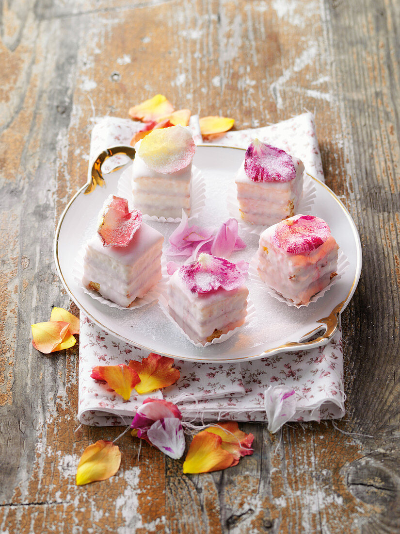 Petit Fours mit gezuckerten Rosenblüten