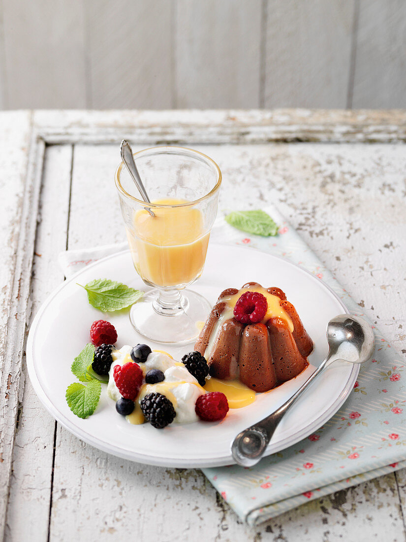 Chocolate pudding with eggnog and berries