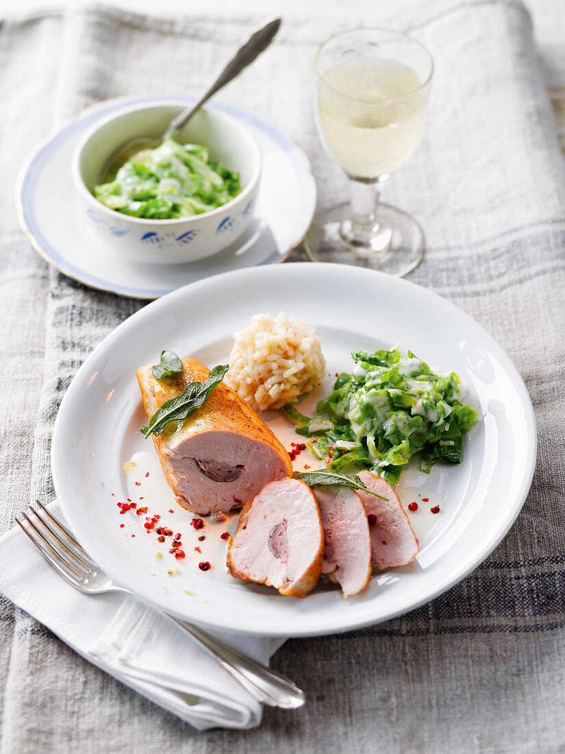 Gefülltes Hähnchenbrustfilet mit Rahmwirsing