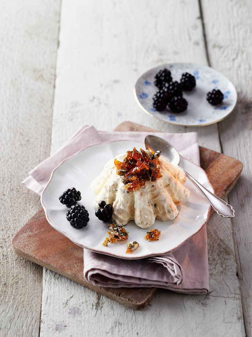 Kürbiskernparfait mit Brombeeren