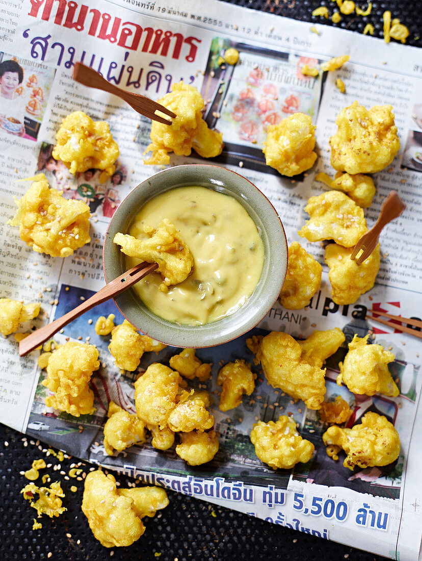 Blumenkohl-Tempura mit Dip (Asien)