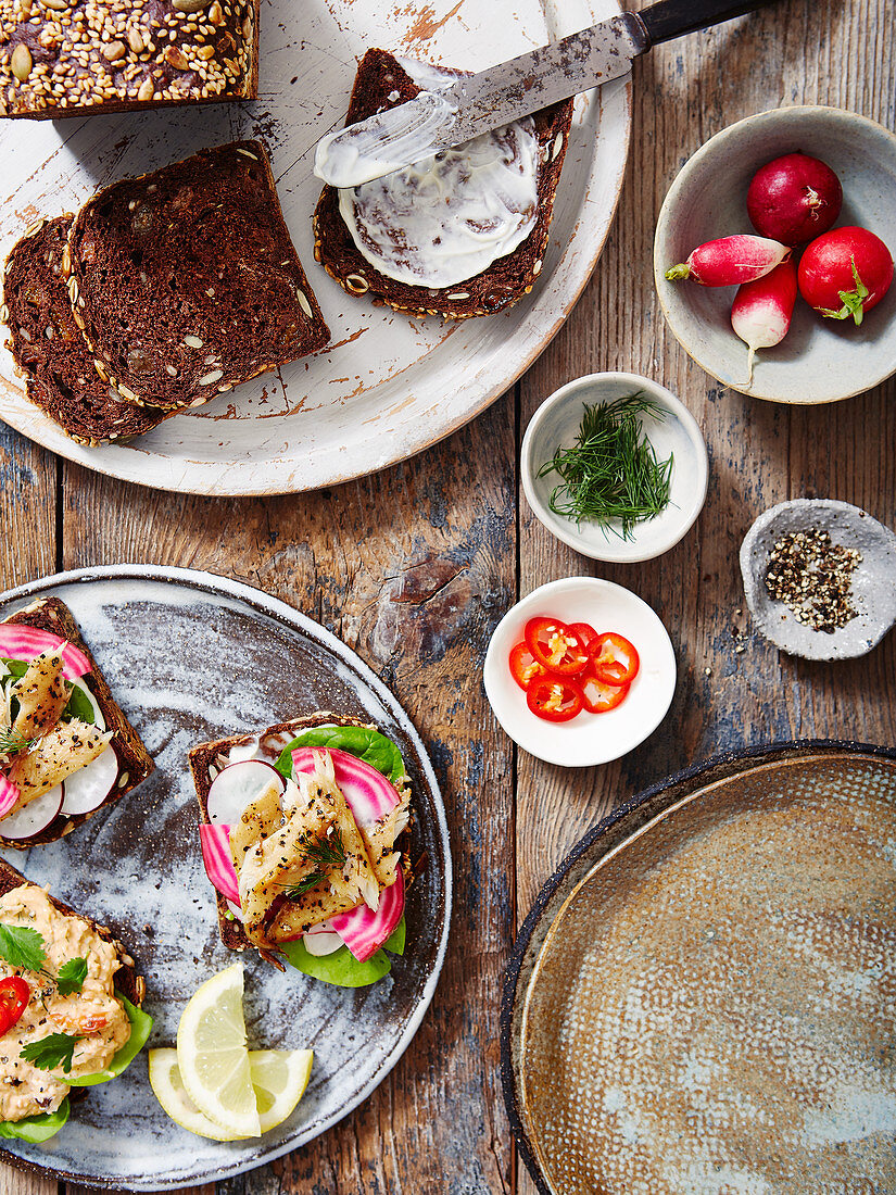 Skandinavisches Frühstück: belegtes Roggenbrot mit Krebsfleisch und mit Makrele
