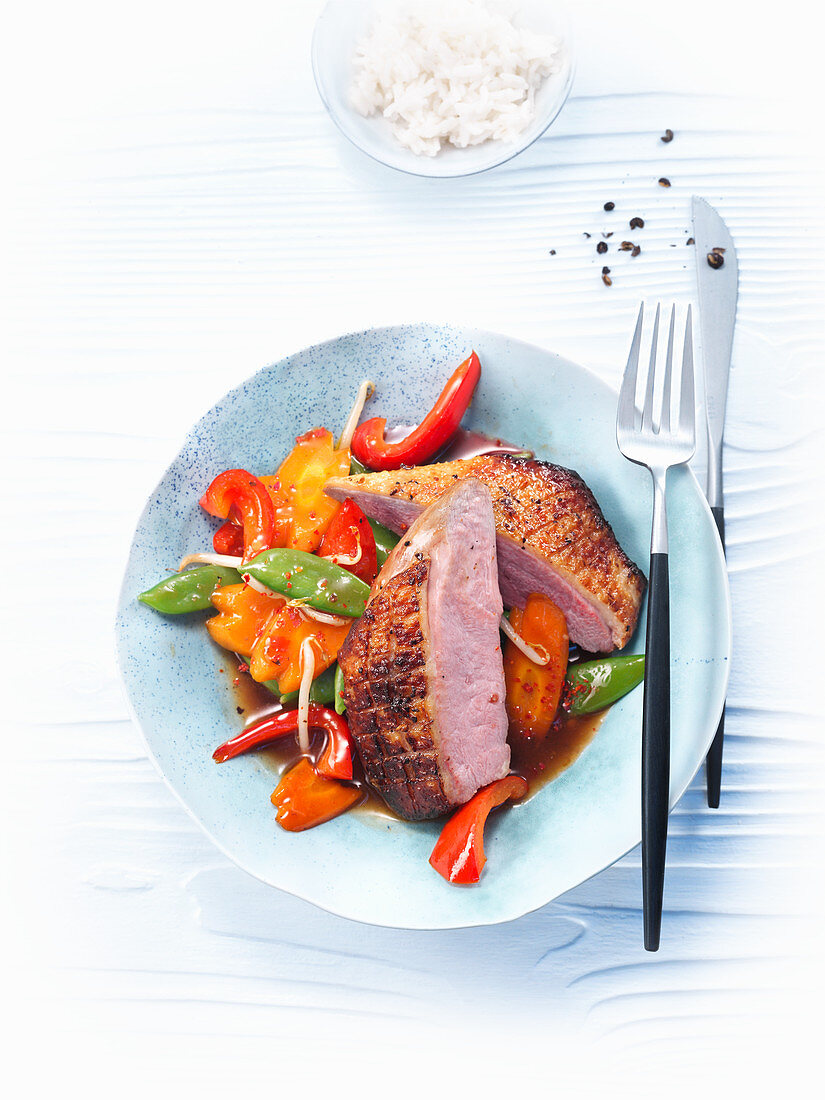 Duck breast with peppers, mangetout and carrots (Asia)