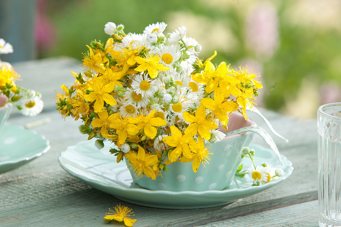 Kleiner Strauß aus Hypericum ( Johanniskraut ) und Erigeron annuus