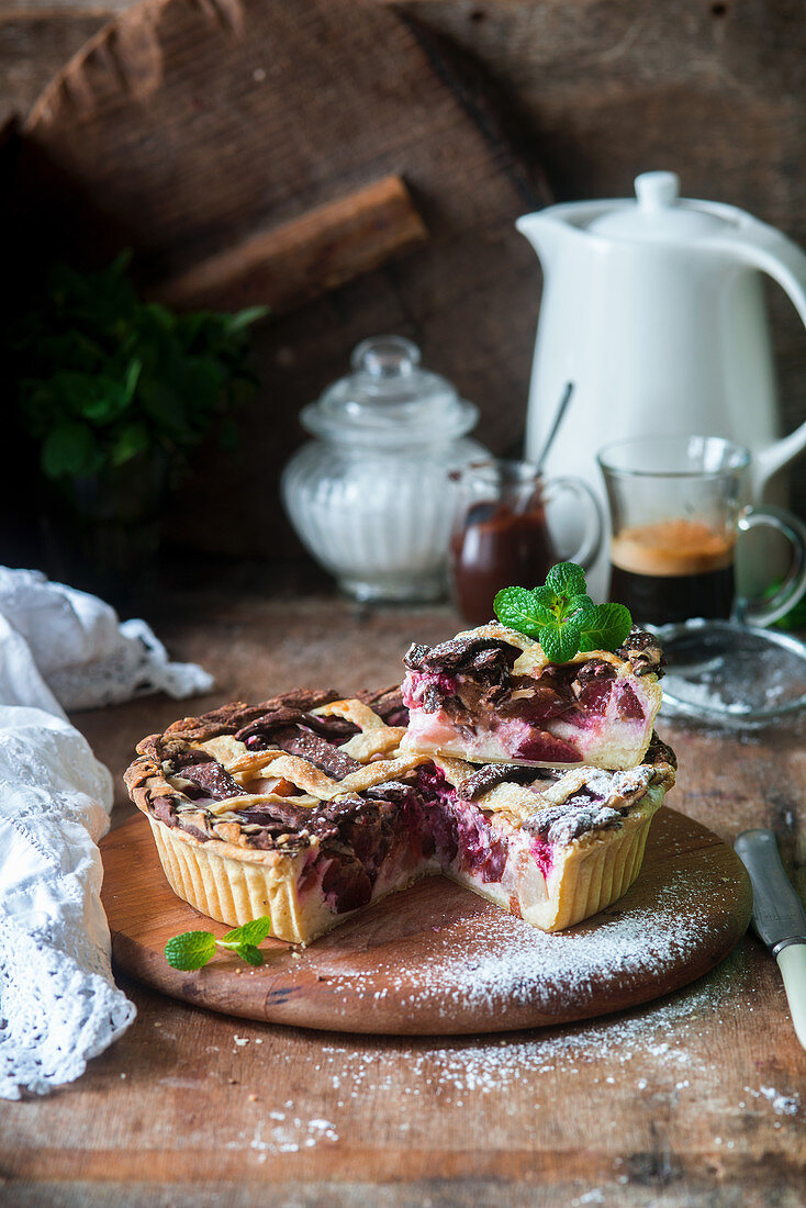 Lattice pie with quark, pear, plums, raspberries