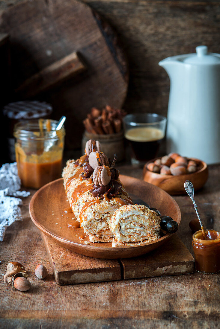 Baiserroulade mit Haselnüssen und Karamell