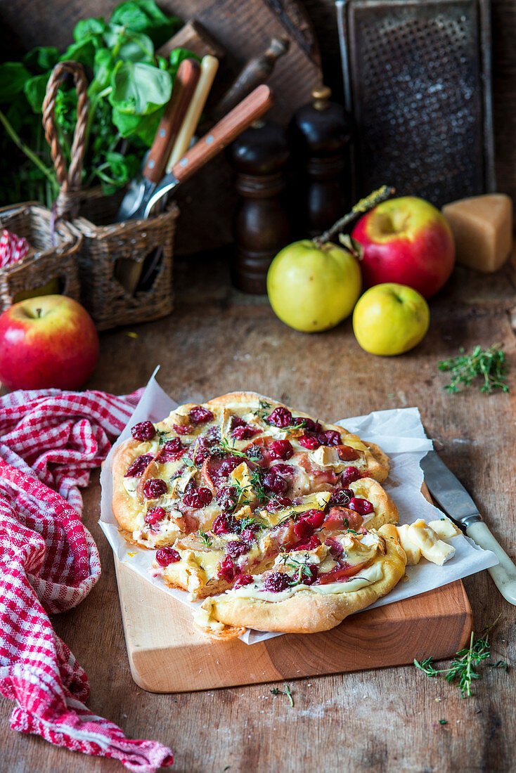 Pizza mit Brie, Preiselbeeren und Apfel