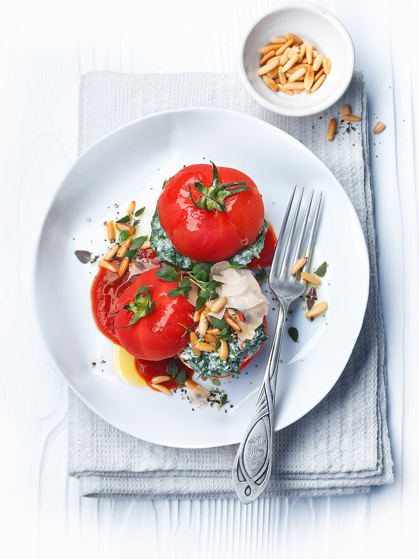 Tomatoes stuffed with spinach and mascarpone