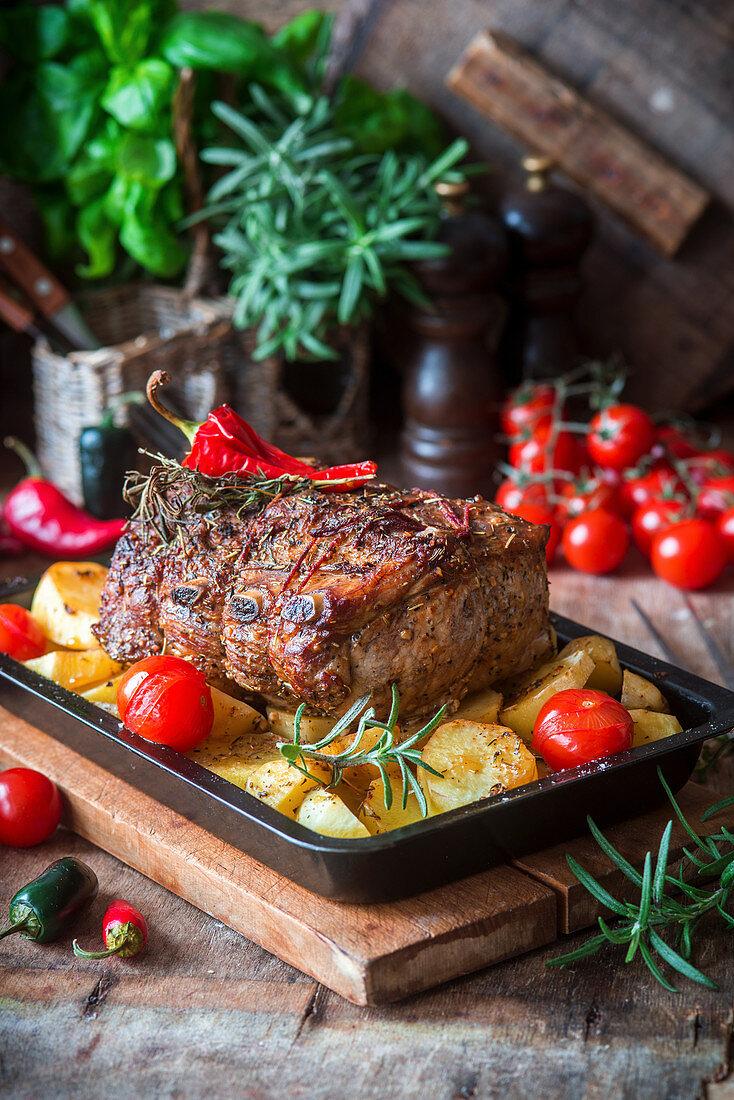 Schweinebraten mit Paprika und Kartoffeln