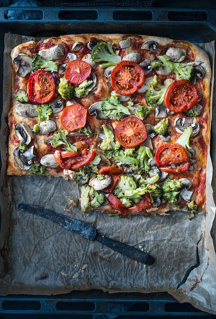 Vegane Pizza aus Dinkelmehl mit Brokkoli, Pilzen und Tomaten