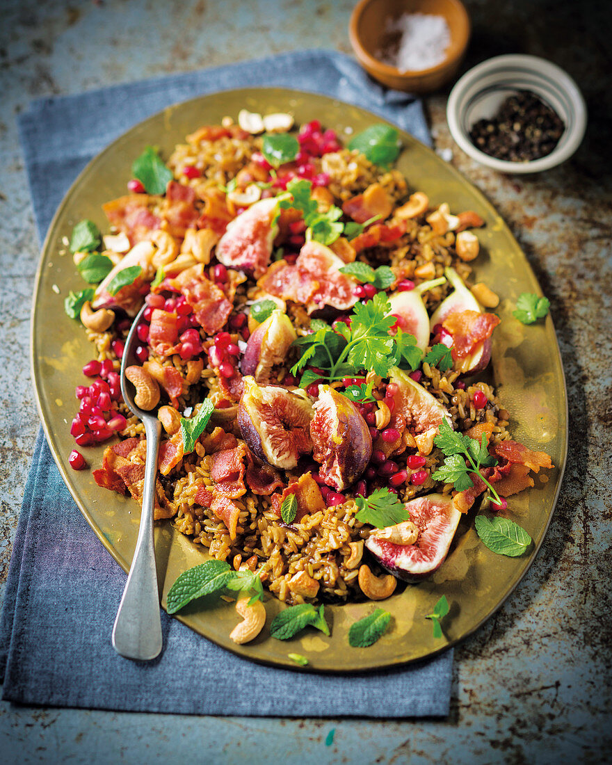 Pilaf with bacon, figs and pomegranate seeds