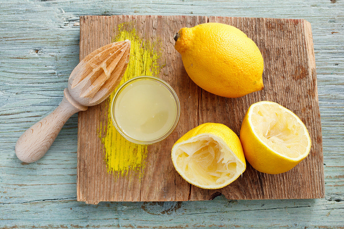 Zitronensaft und ausgepresste Zitronen