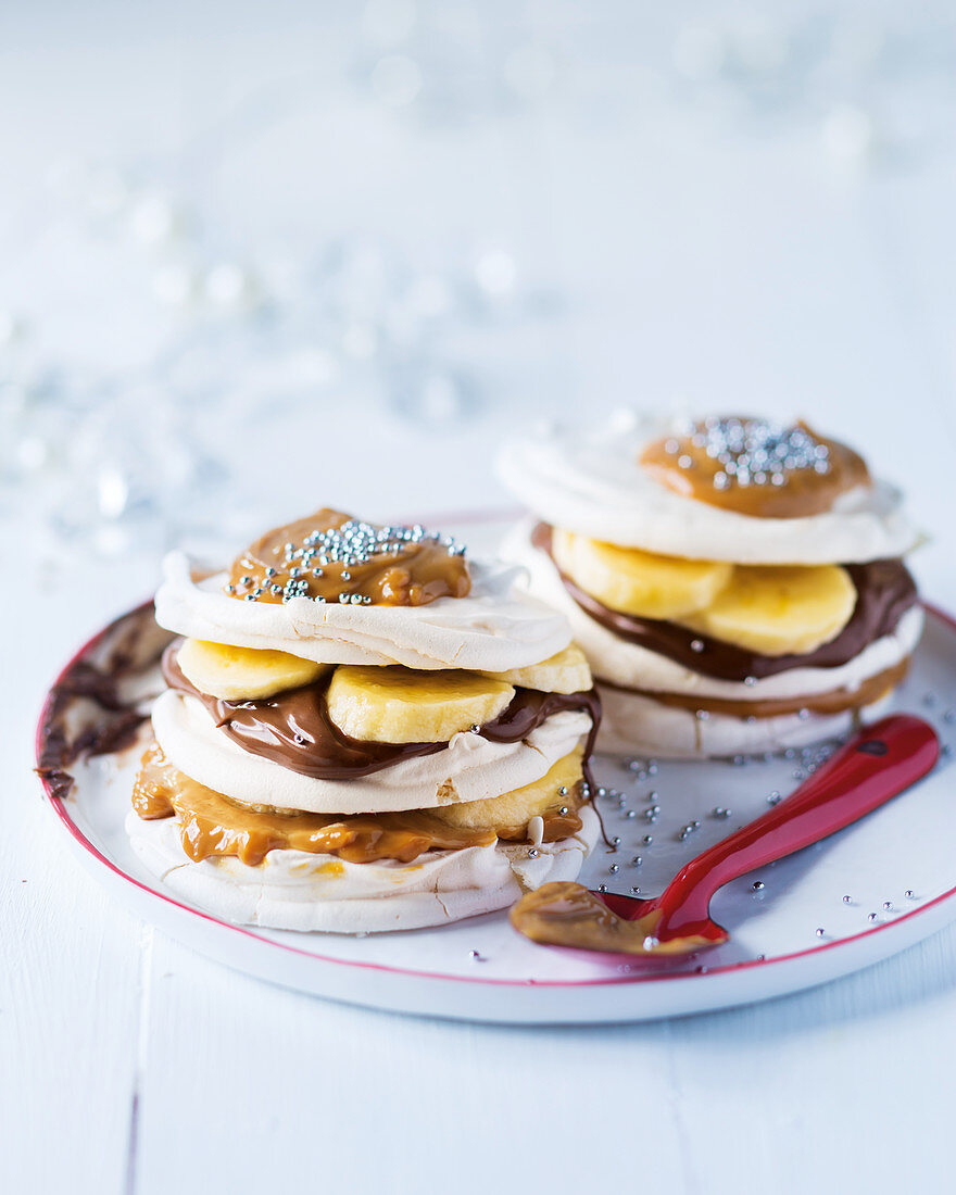 Banoffee-Baiser-Türmchen mit Silberperlen