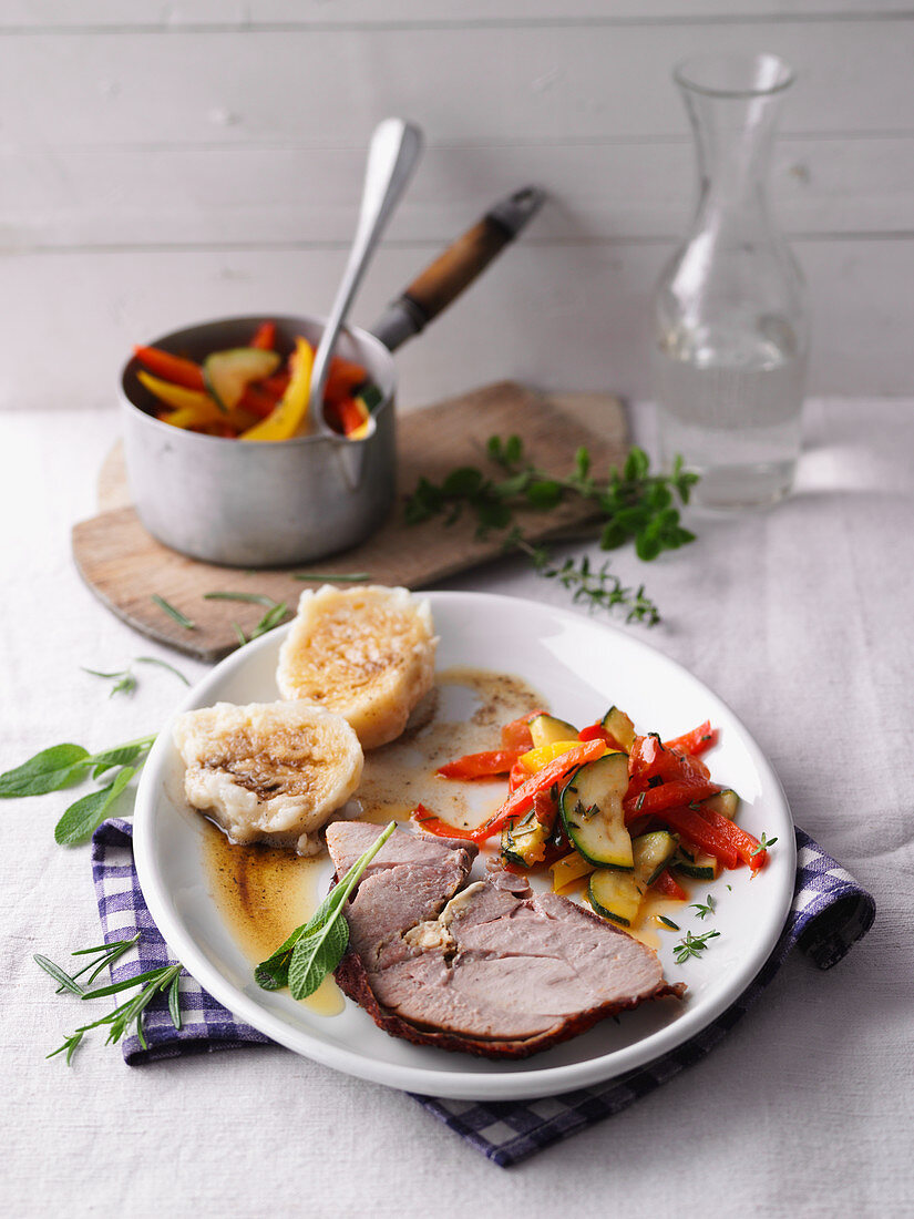 Leg of turkey with vegetables and yeast dumplings