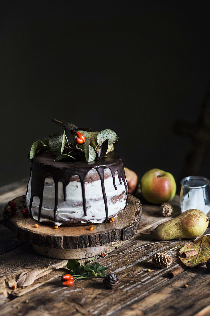 Herbstlicher Schokoladen-Birnen-Kuchen serviert auf Holzscheibe