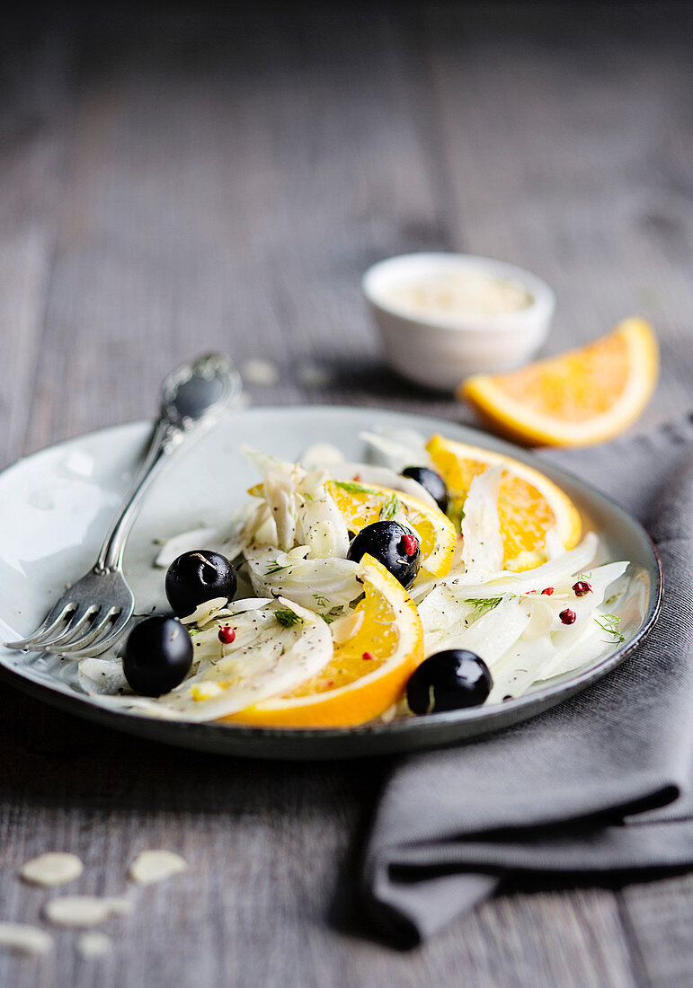 Fenchelsalat mit schwarzen Oliven, Orangen und gehobelten Mandeln