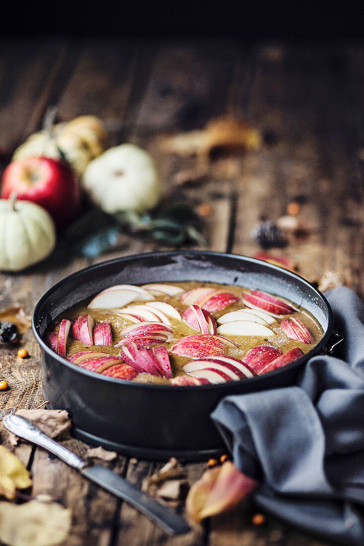 Herbstlicher Apfelkuchen in der Form (ungebacken)