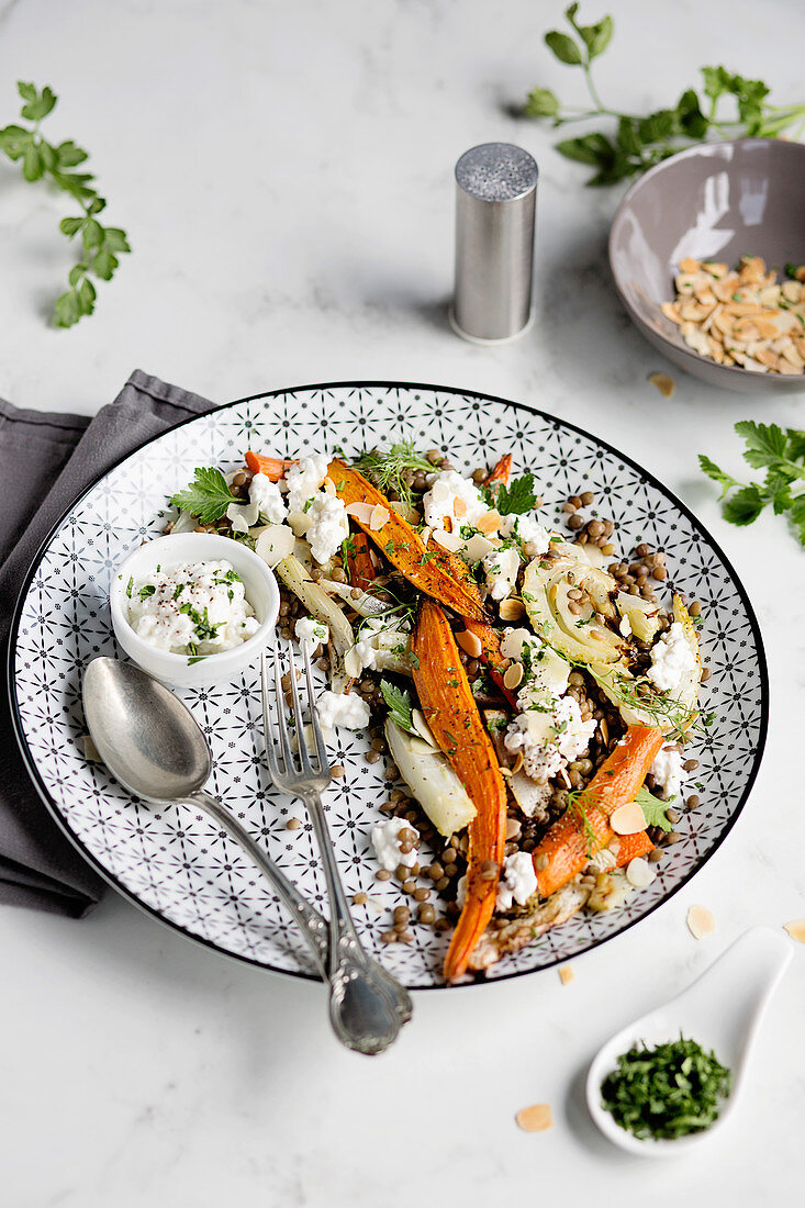 Linsensalat mit gebratenen Karotten, Fenchel, Mandeln und Feta