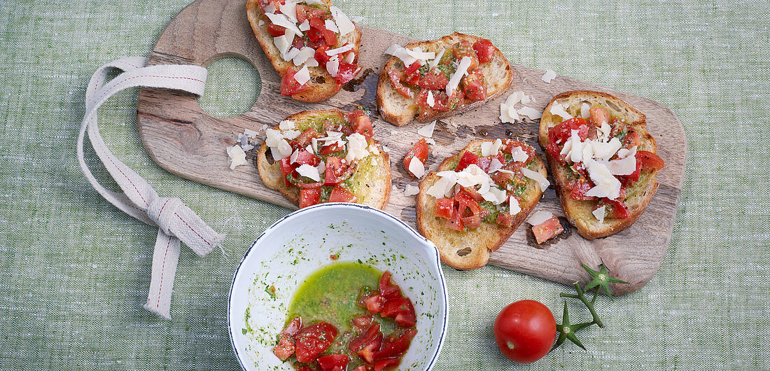 Tomato bruschetta with pesto and Parmesan cheese